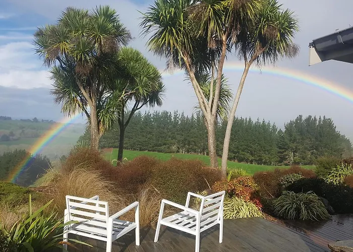Above The River Karapiro Bed & Breakfast