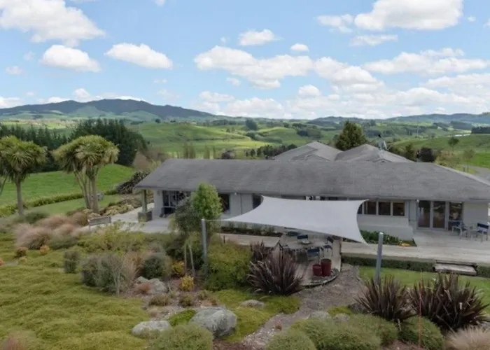 Above The River Karapiro Bed & Breakfast